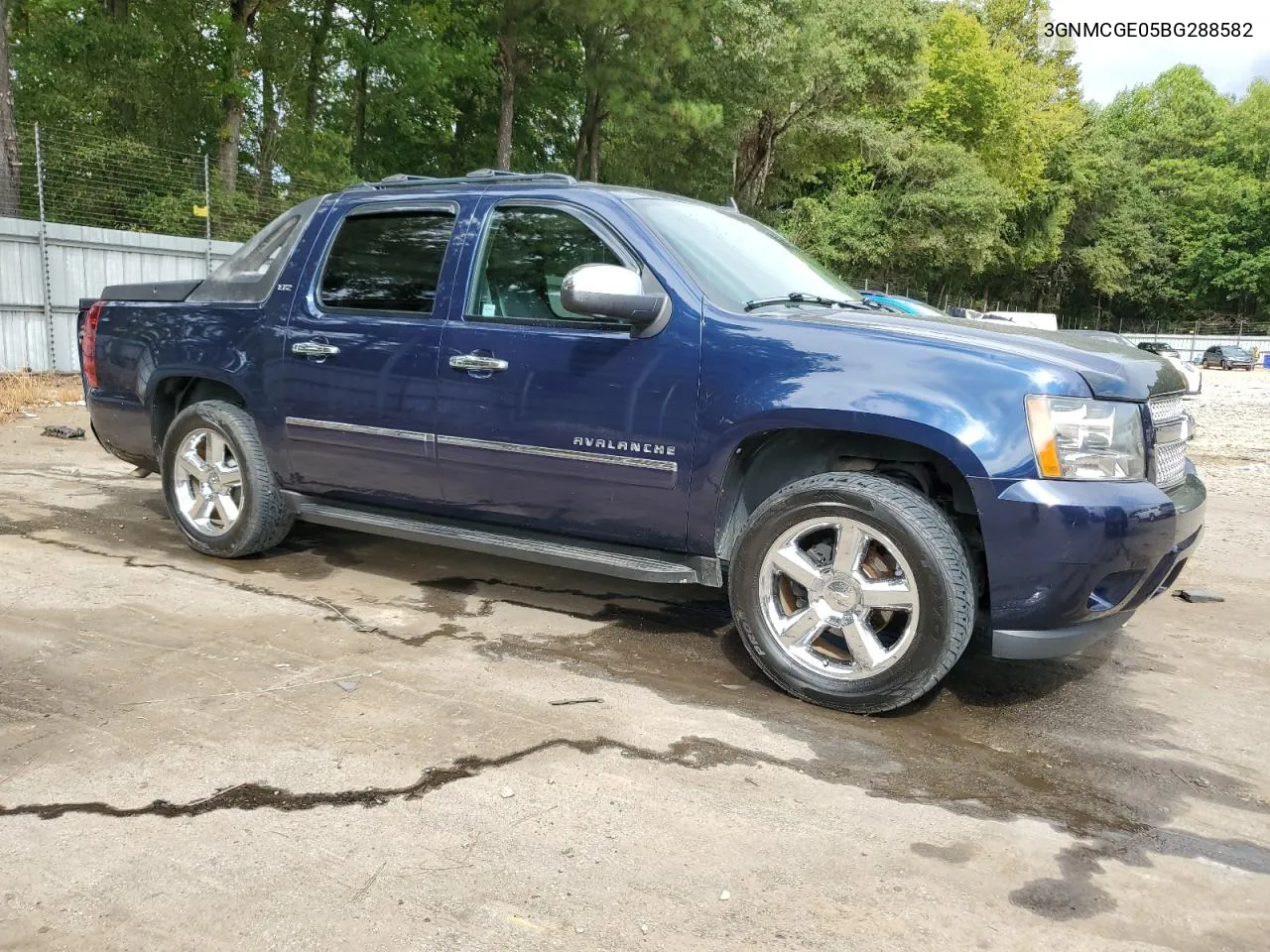 3GNMCGE05BG288582 2011 Chevrolet Avalanche Ltz