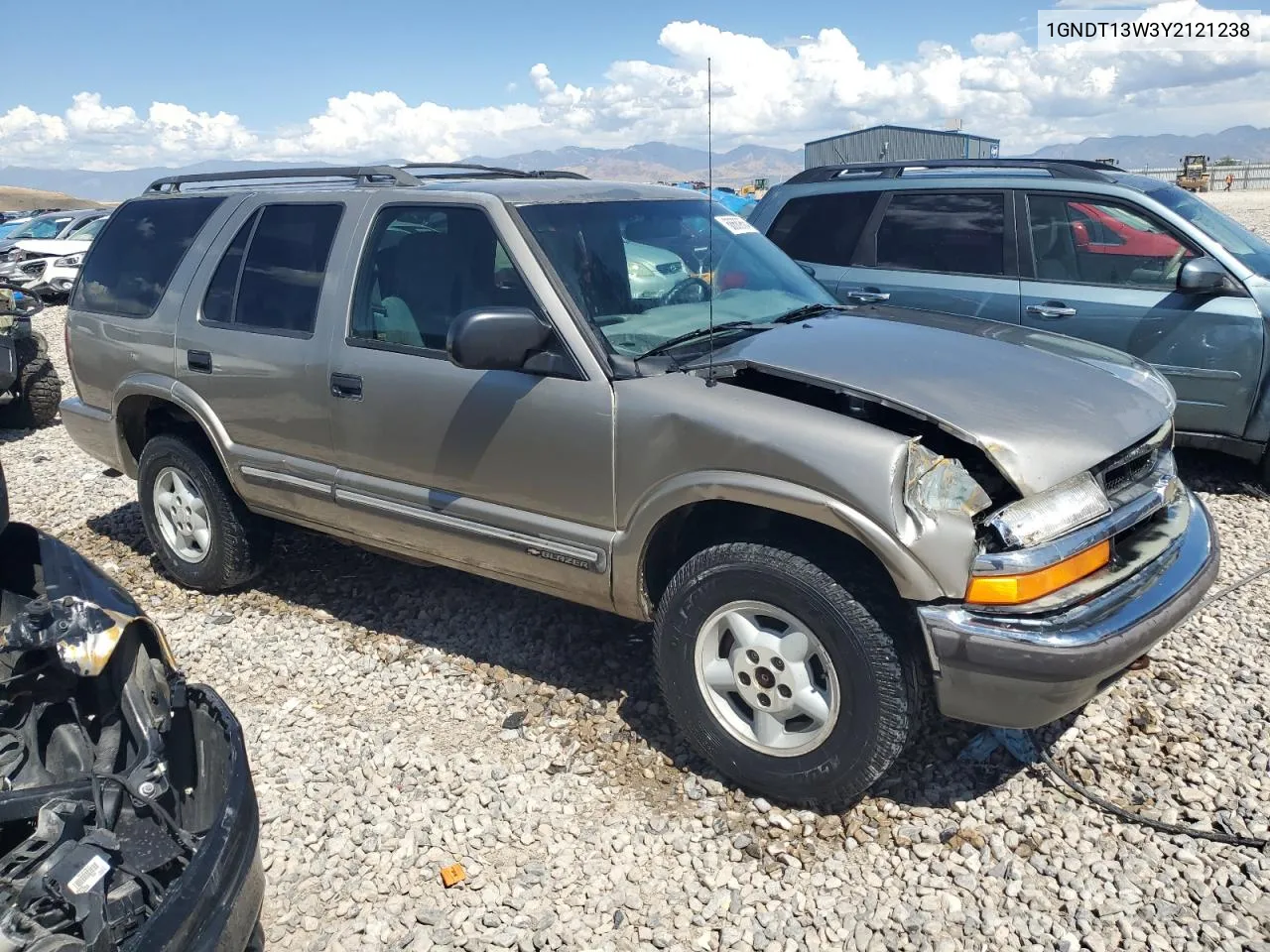 2000 Chevrolet Blazer VIN: 1GNDT13W3Y2121238 Lot: 68689684