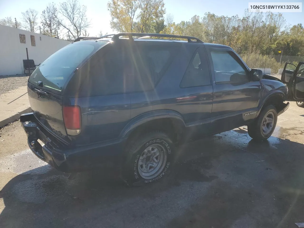 2000 Chevrolet Blazer VIN: 1GNCS18W1YK133766 Lot: 76567944