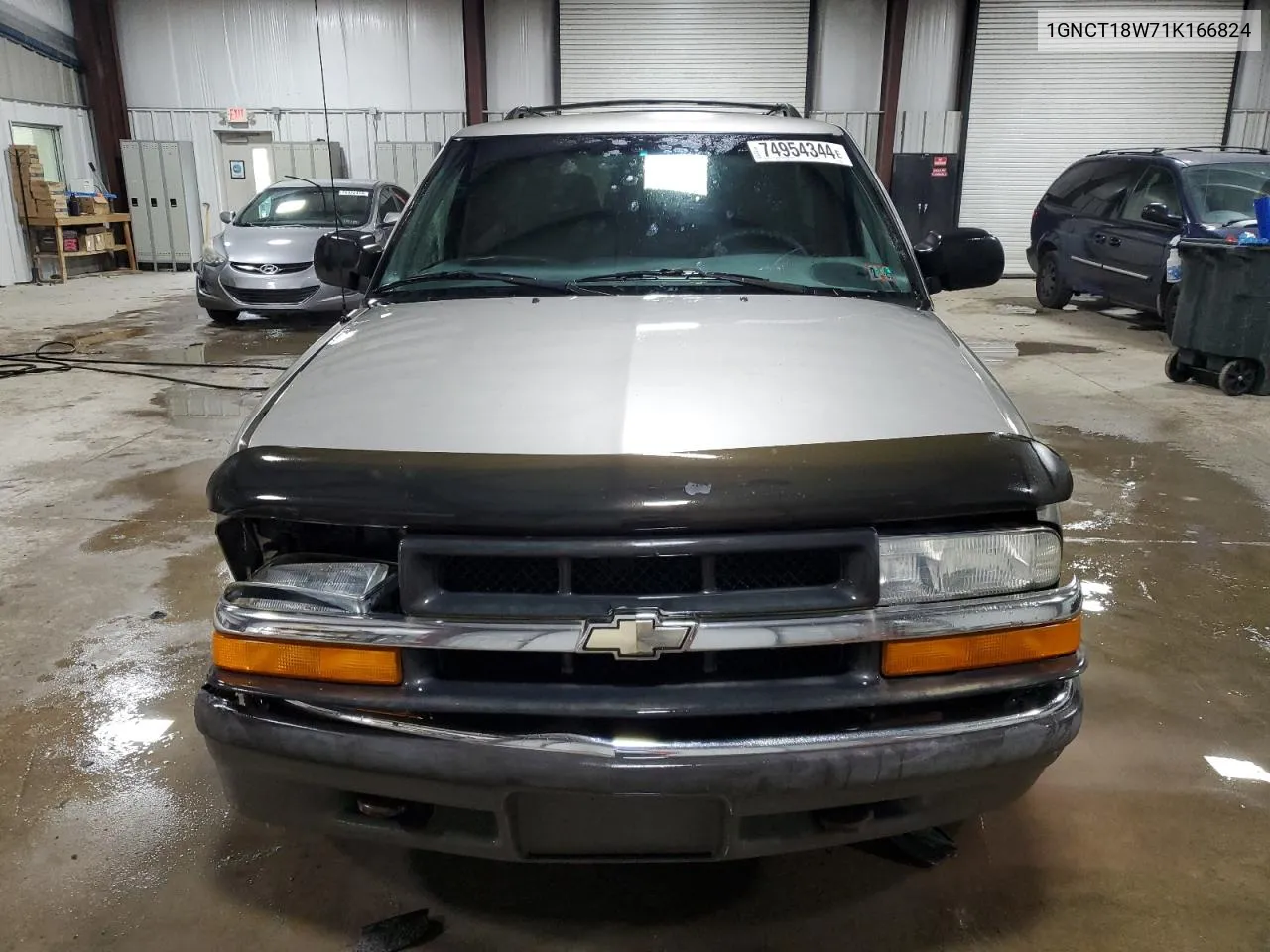 2001 Chevrolet Blazer VIN: 1GNCT18W71K166824 Lot: 74954344