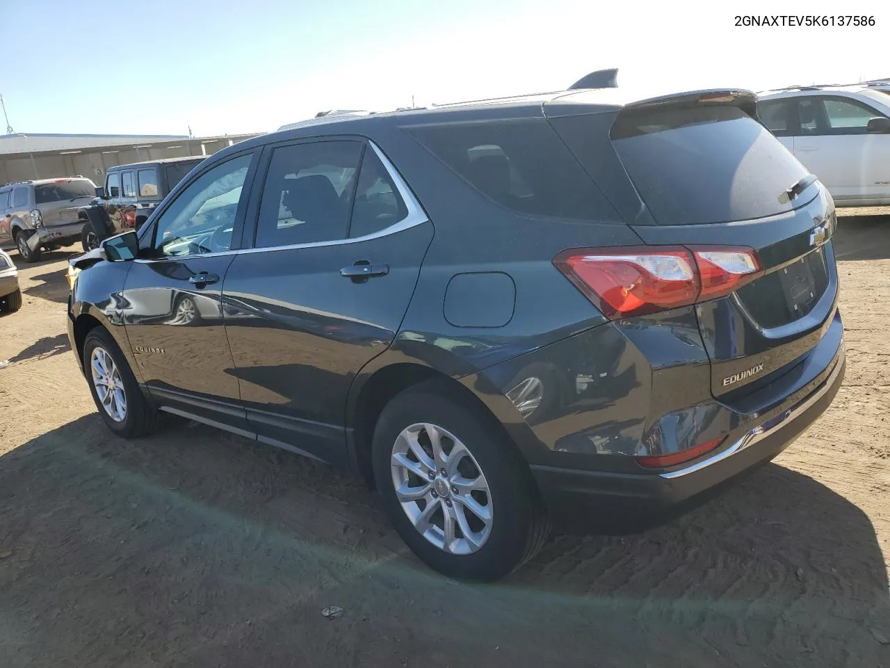 2GNAXTEV5K6137586 2019 Chevrolet Equinox Lt