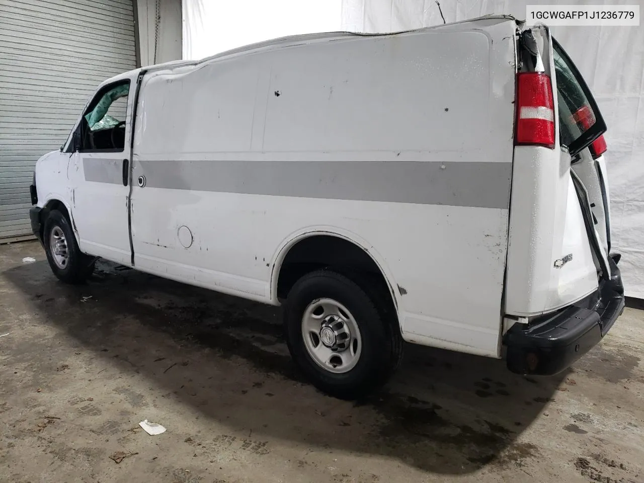 2018 Chevrolet Express G2500 VIN: 1GCWGAFP1J1236779 Lot: 40300174