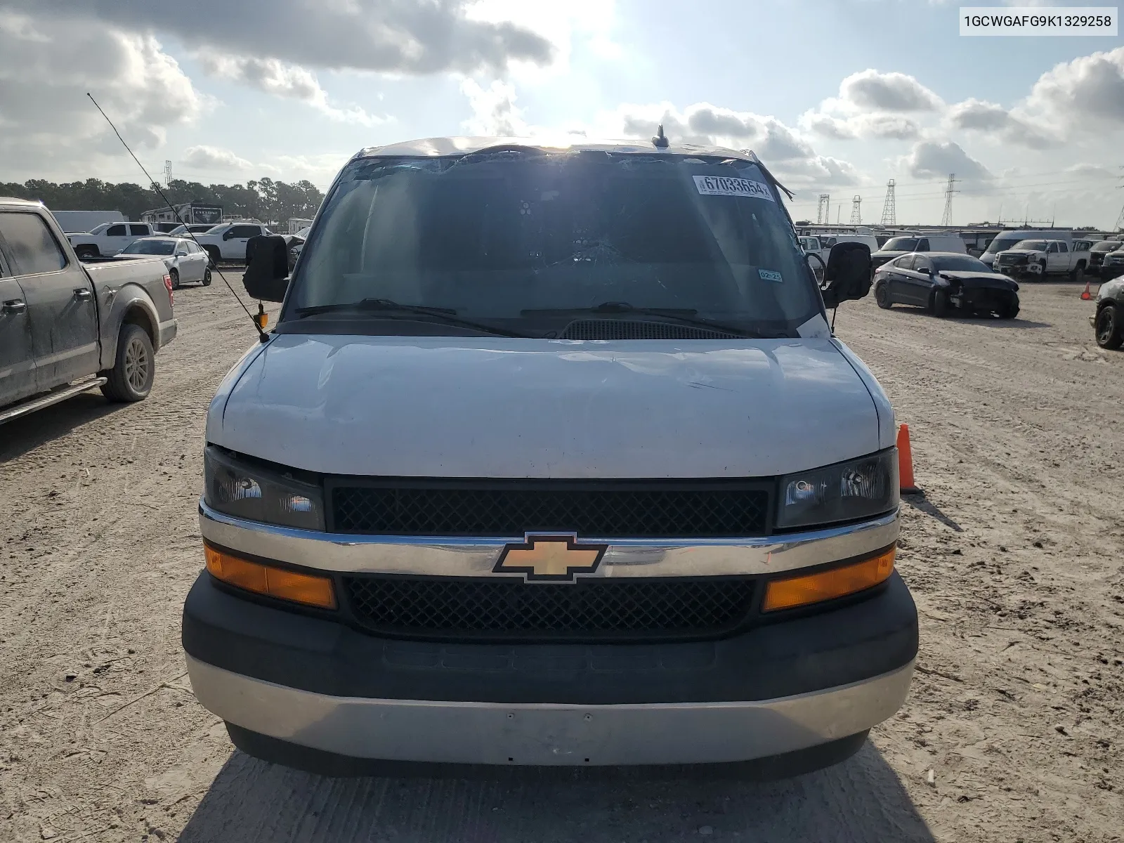 1GCWGAFG9K1329258 2019 Chevrolet Express G2500