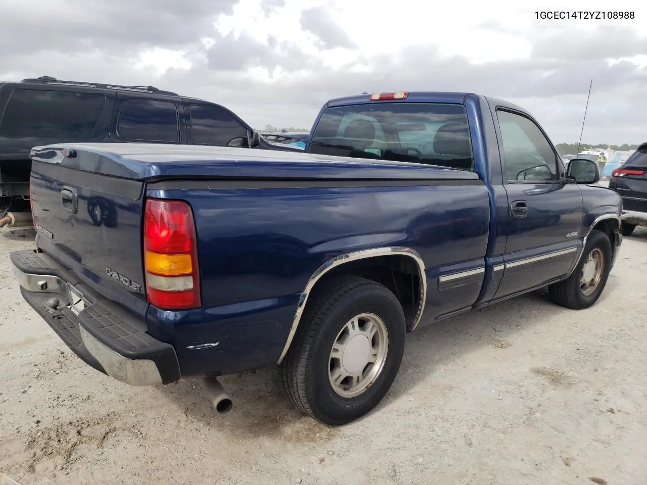 2000 Chevrolet Silverado C1500 VIN: 1GCEC14T2YZ108988 Lot: 80125274