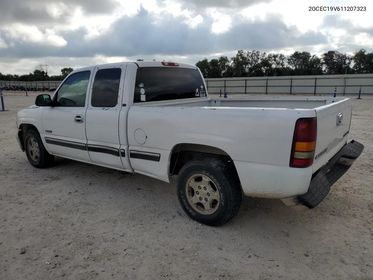 2001 Chevrolet Silverado C1500 VIN: 2GCEC19V611207323 Lot: 72380764