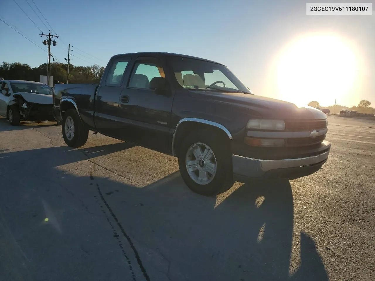 2001 Chevrolet Silverado C1500 VIN: 2GCEC19V611180107 Lot: 75173974