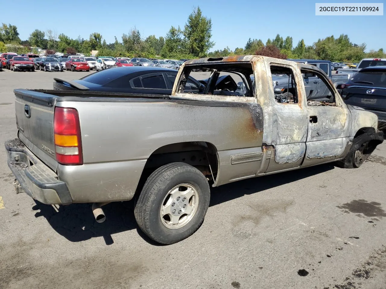 2002 Chevrolet Silverado C1500 VIN: 2GCEC19T221109924 Lot: 69698014