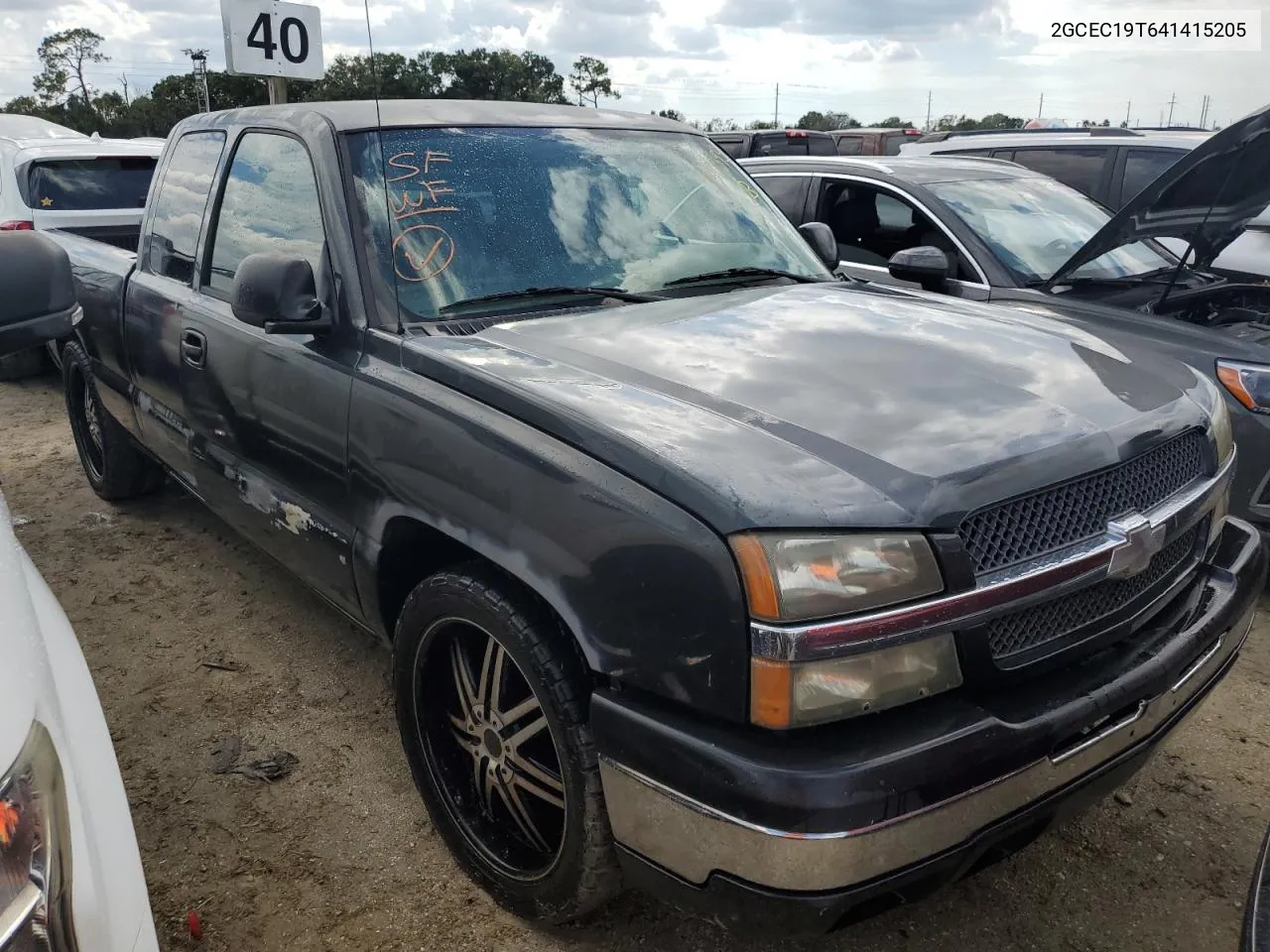 2004 Chevrolet Silverado C1500 VIN: 2GCEC19T641415205 Lot: 73973934