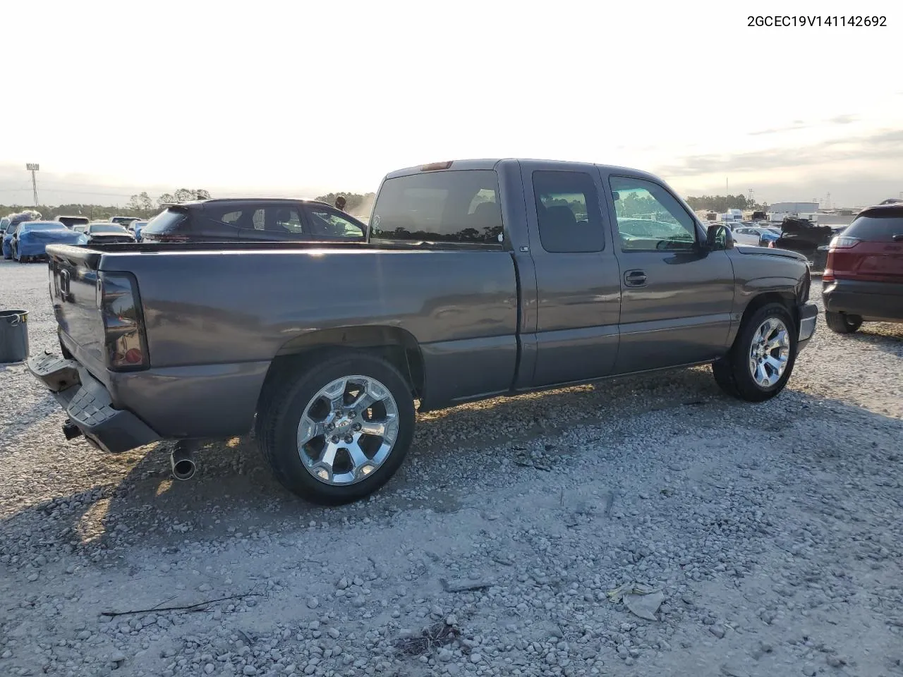 2004 Chevrolet Silverado C1500 VIN: 2GCEC19V141142692 Lot: 75953574