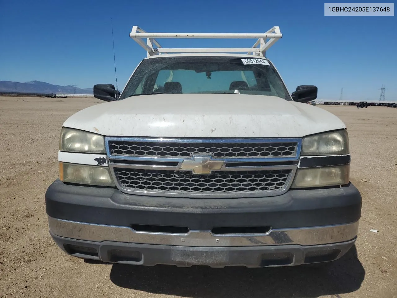 2005 Chevrolet Silverado C2500 Heavy Duty VIN: 1GBHC24205E137648 Lot: 69012944