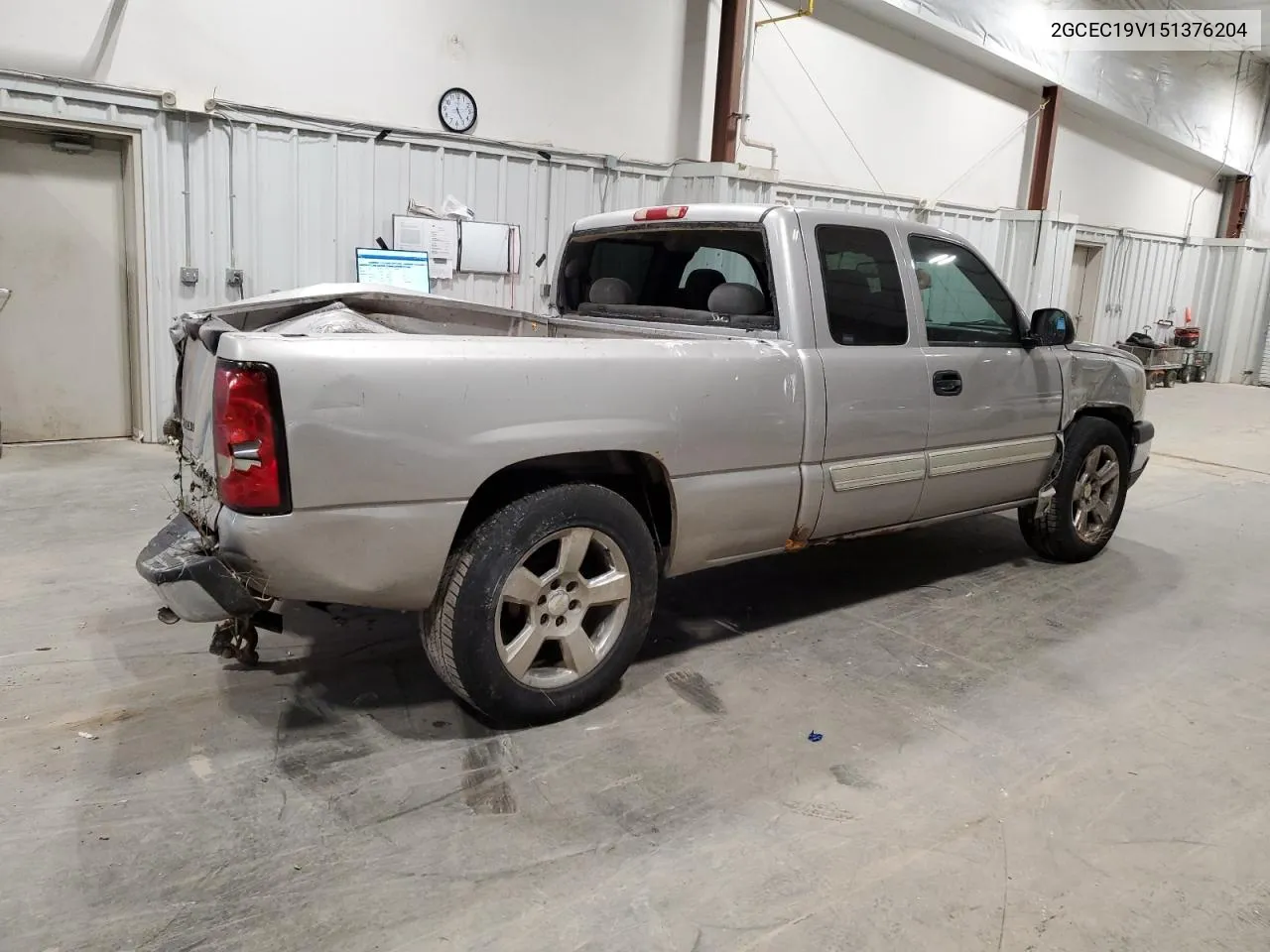 2005 Chevrolet Silverado C1500 VIN: 2GCEC19V151376204 Lot: 69990934