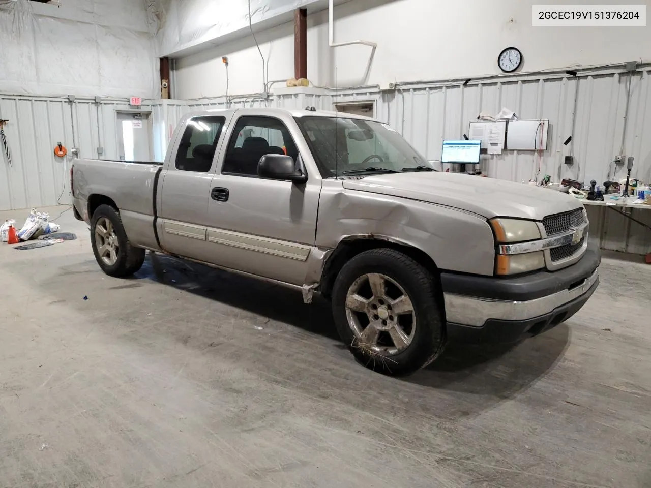 2005 Chevrolet Silverado C1500 VIN: 2GCEC19V151376204 Lot: 69990934