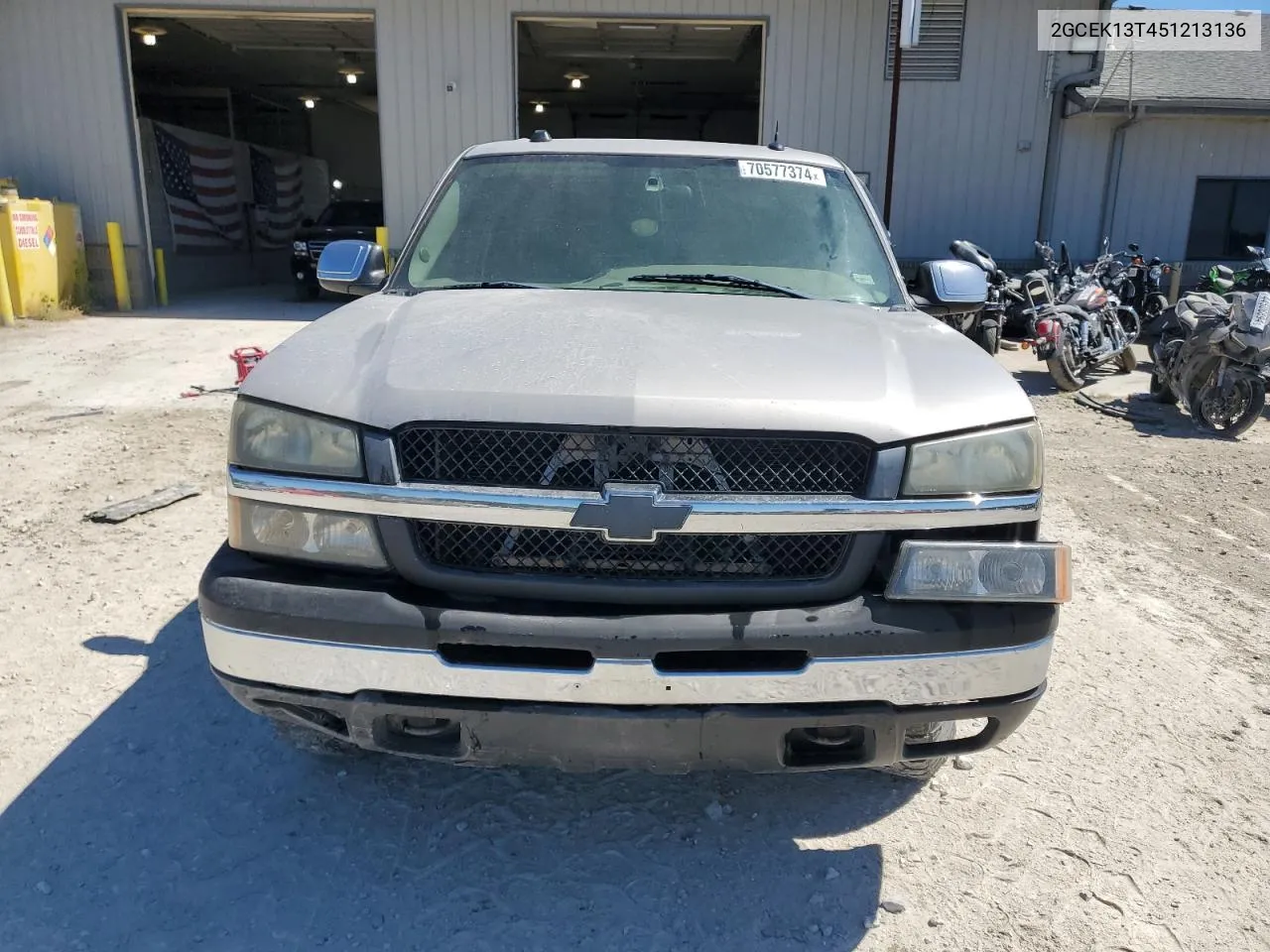 2005 Chevrolet Silverado K1500 VIN: 2GCEK13T451213136 Lot: 70577374