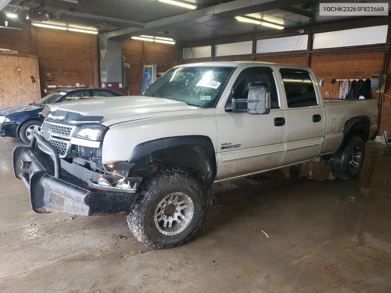 2005 Chevrolet Silverado K2500 Heavy Duty VIN: 1GCHK23265F823669 Lot: 73110144