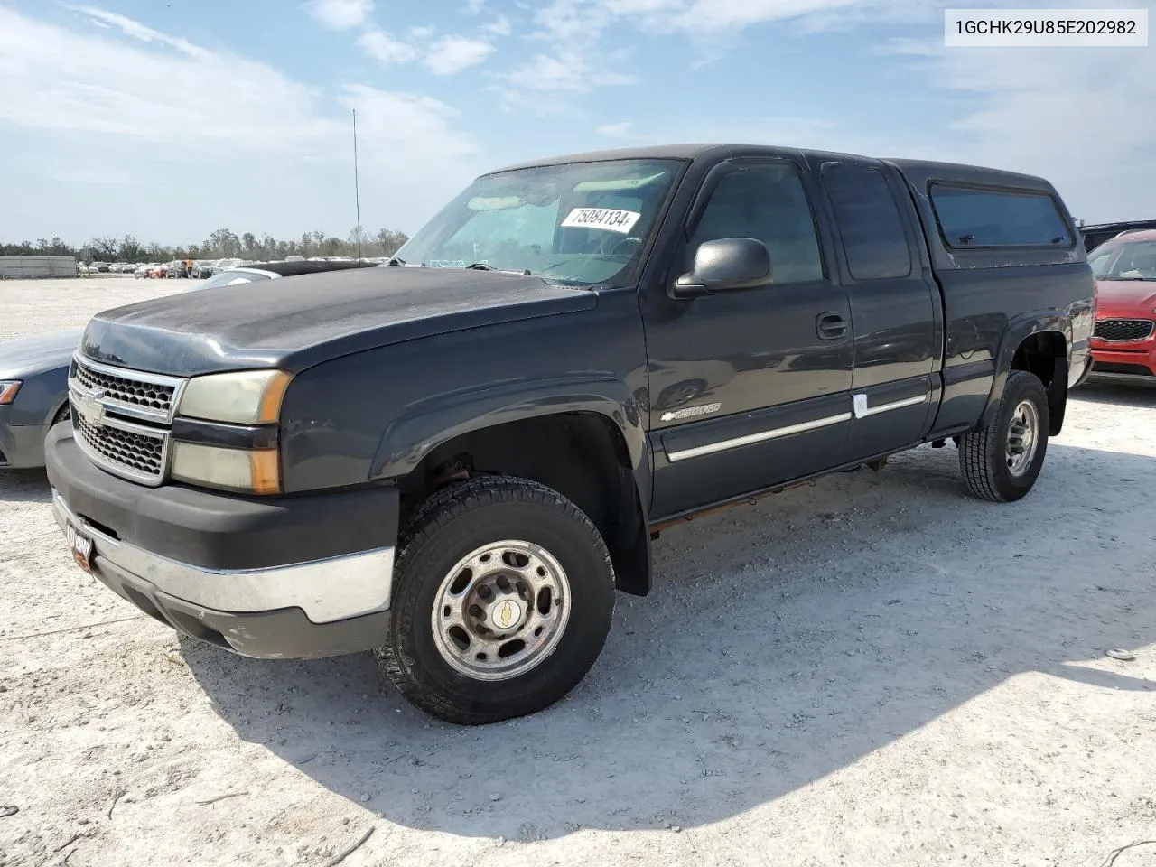 2005 Chevrolet Silverado K2500 Heavy Duty VIN: 1GCHK29U85E202982 Lot: 75084134