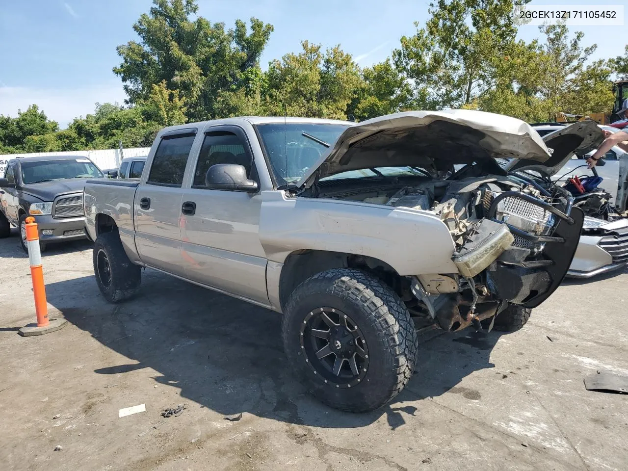 2007 Chevrolet Silverado K1500 Classic Crew Cab VIN: 2GCEK13Z171105452 Lot: 71956374