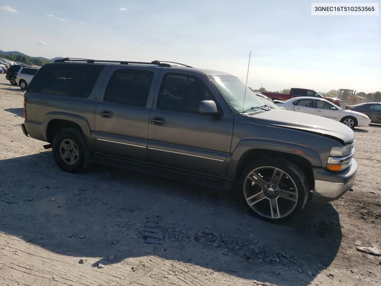 2001 Chevrolet Suburban C1500 VIN: 3GNEC16T51G253565 Lot: 71024374