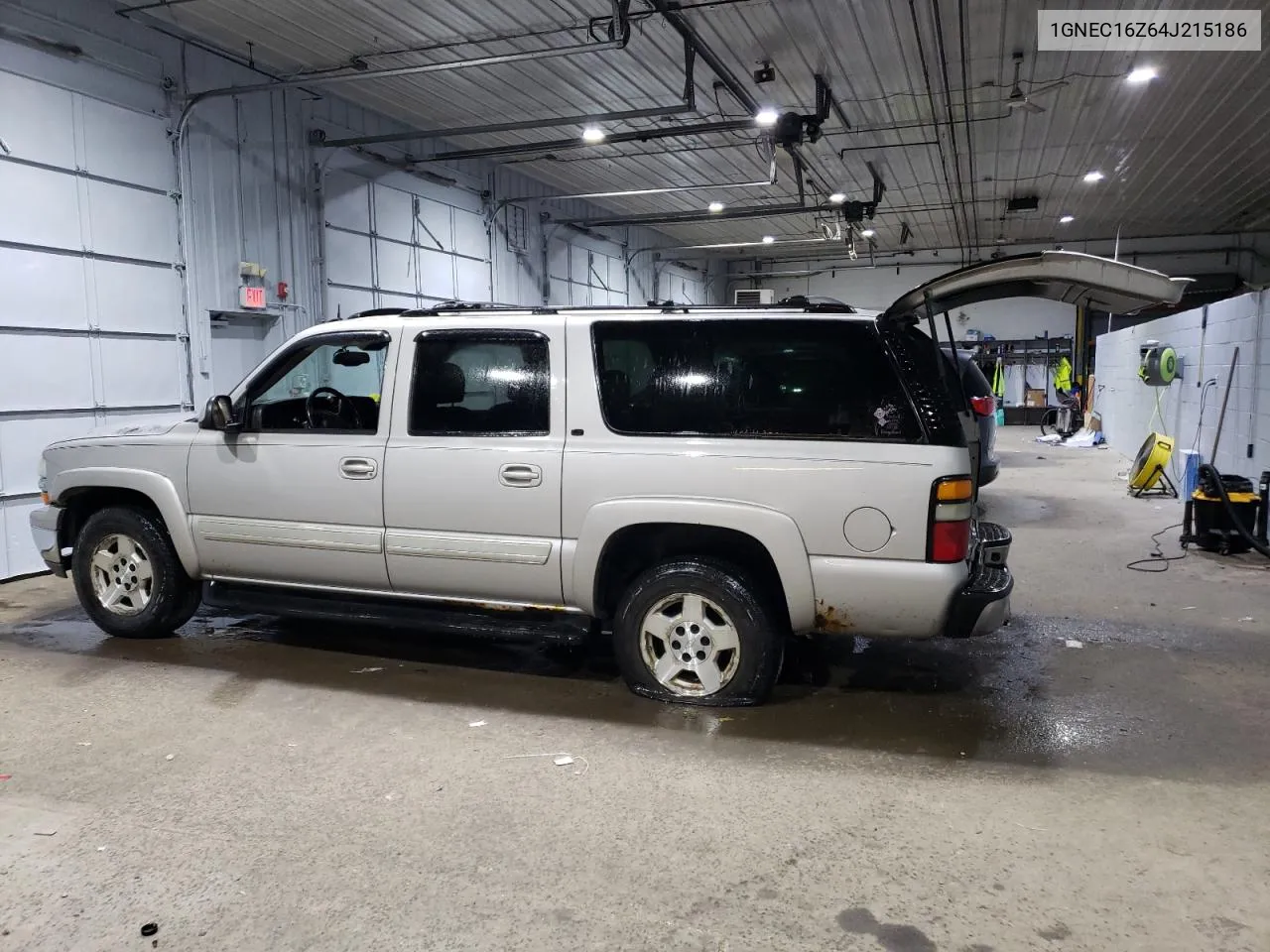 2004 Chevrolet Suburban C1500 VIN: 1GNEC16Z64J215186 Lot: 70231654