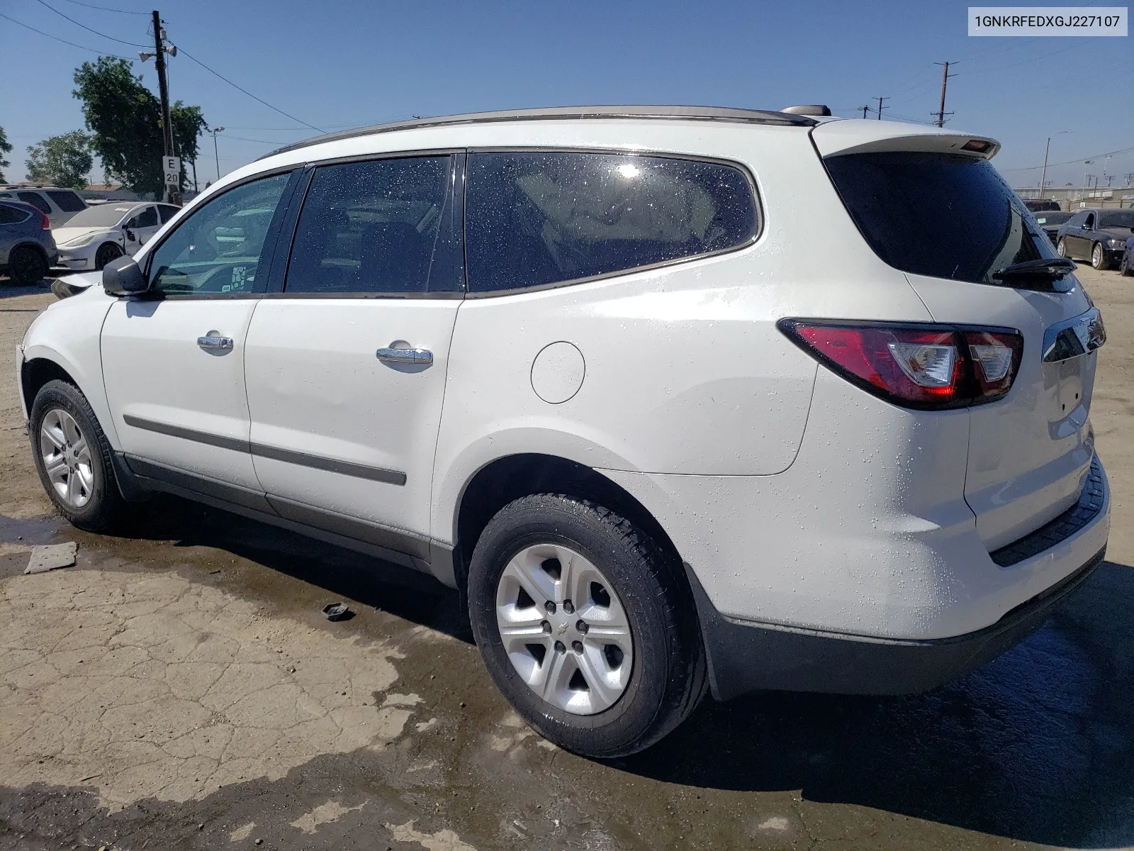 1GNKRFEDXGJ227107 2016 Chevrolet Traverse Ls