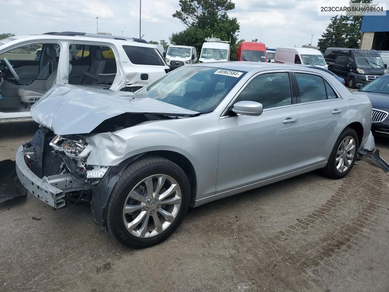 2C3CCARG5KH698604 2019 Chrysler 300 Touring