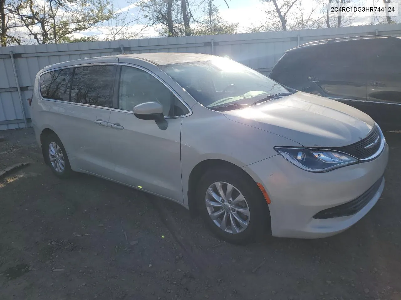 2017 Chrysler Pacifica Touring VIN: 2C4RC1DG3HR744124 Lot: 79412764