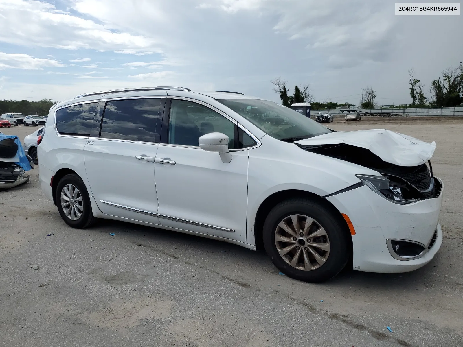 2C4RC1BG4KR665944 2019 Chrysler Pacifica Touring L