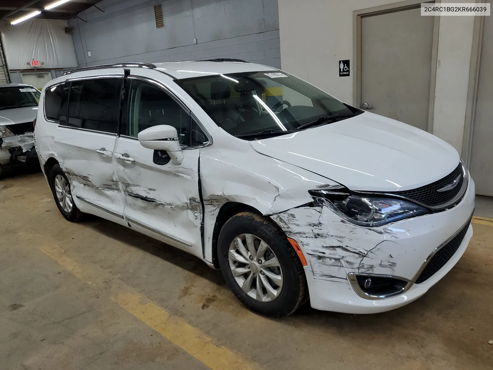 2019 Chrysler Pacifica Touring L VIN: 2C4RC1BG2KR666039 Lot: 67469314