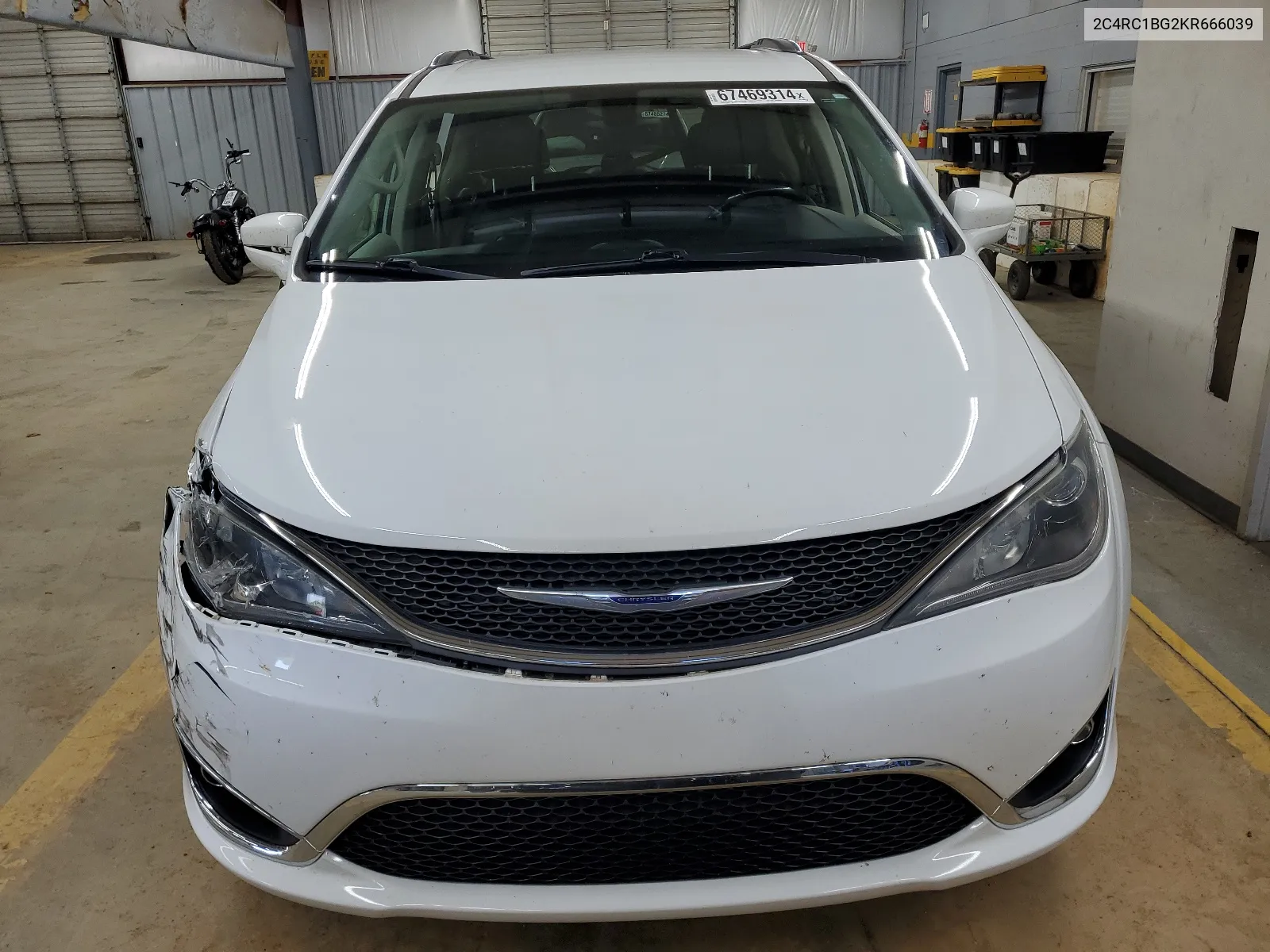 2C4RC1BG2KR666039 2019 Chrysler Pacifica Touring L