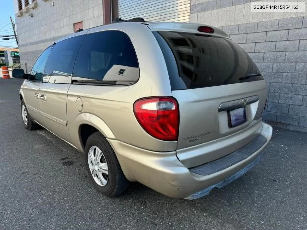 2005 Chrysler Town & Country Lx VIN: 2C8GP44R15R541631 Lot: 69954504