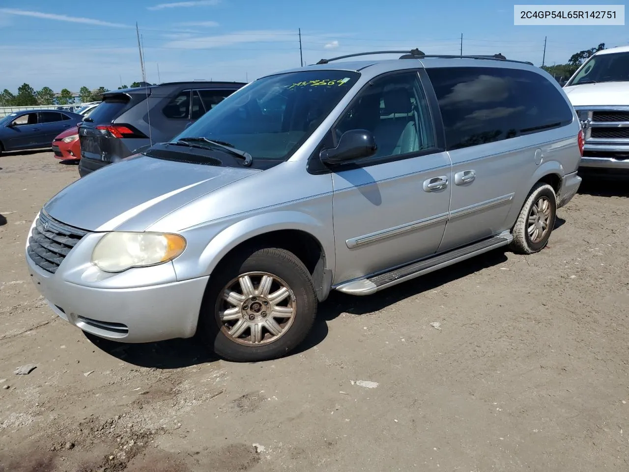 2005 Chrysler Town & Country Touring VIN: 2C4GP54L65R142751 Lot: 74373564