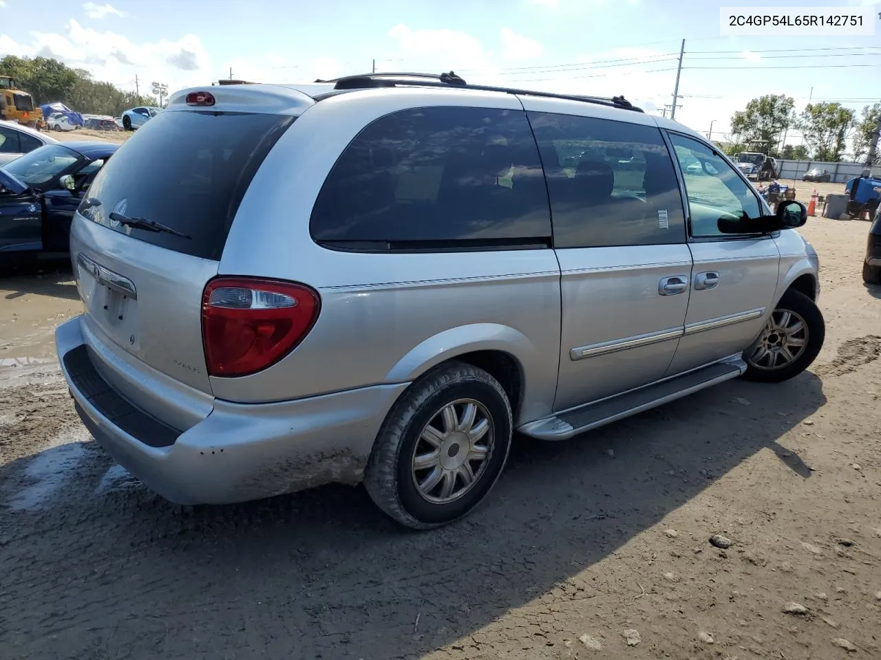 2005 Chrysler Town & Country Touring VIN: 2C4GP54L65R142751 Lot: 74373564