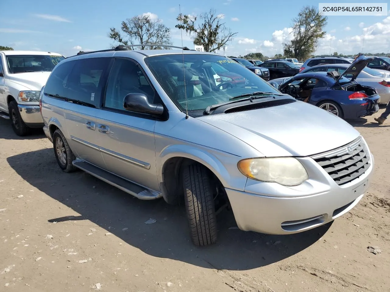 2005 Chrysler Town & Country Touring VIN: 2C4GP54L65R142751 Lot: 74373564