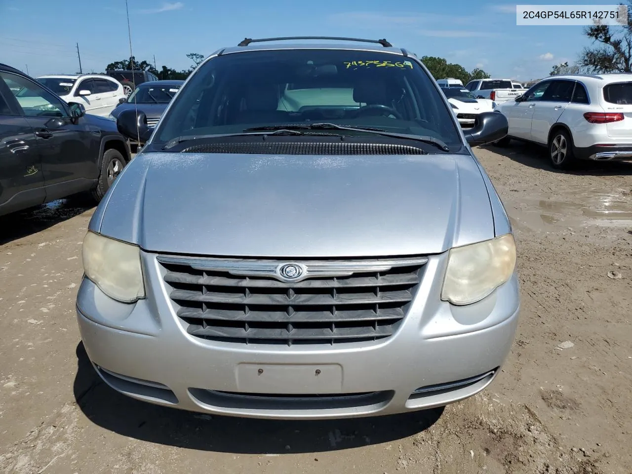 2005 Chrysler Town & Country Touring VIN: 2C4GP54L65R142751 Lot: 74373564