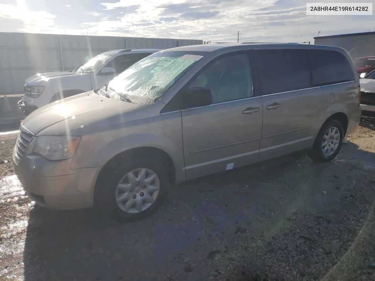 2009 Chrysler Town & Country Lx VIN: 2A8HR44E19R614282 Lot: 69849334