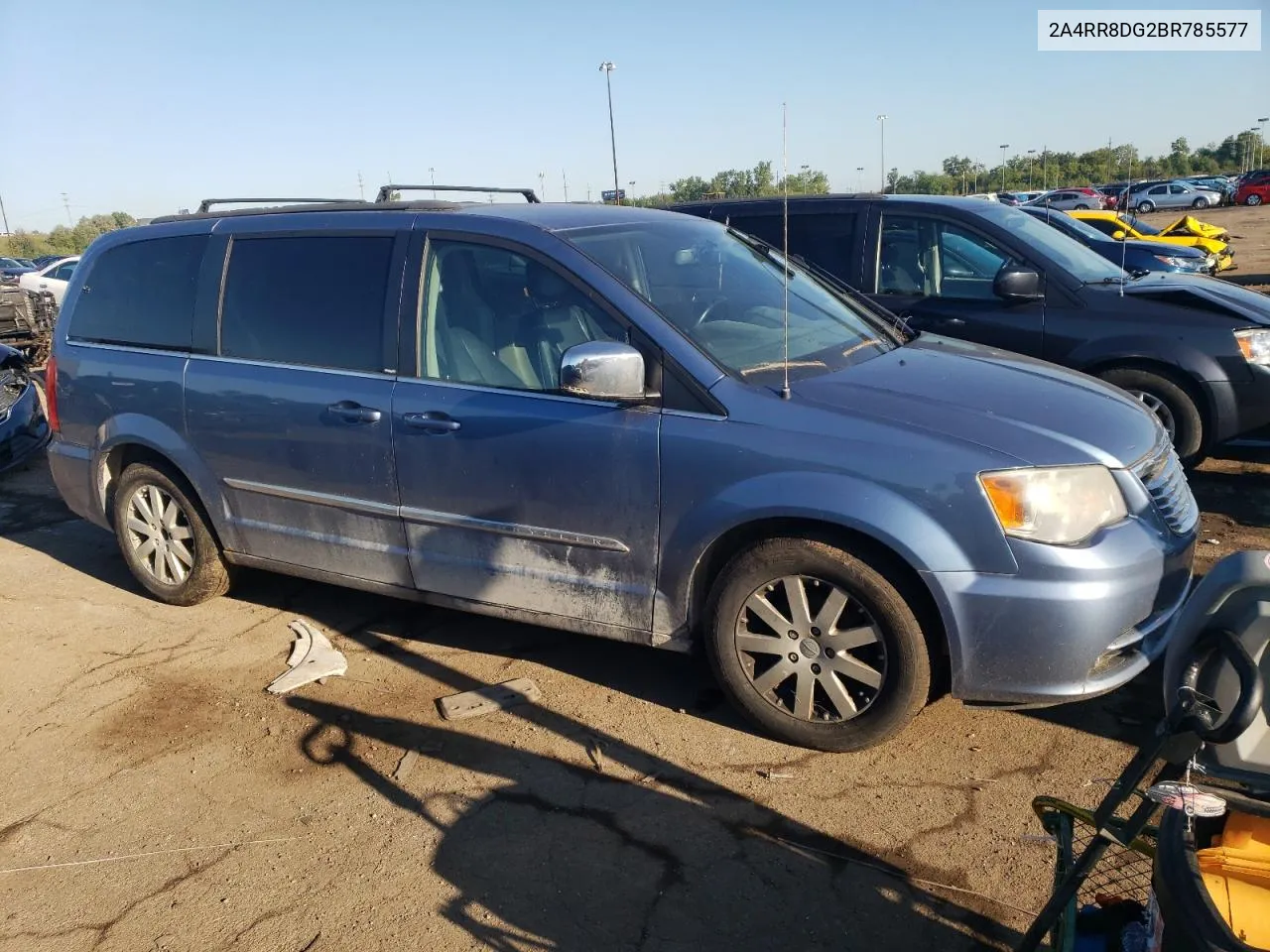 2A4RR8DG2BR785577 2011 Chrysler Town & Country Touring L