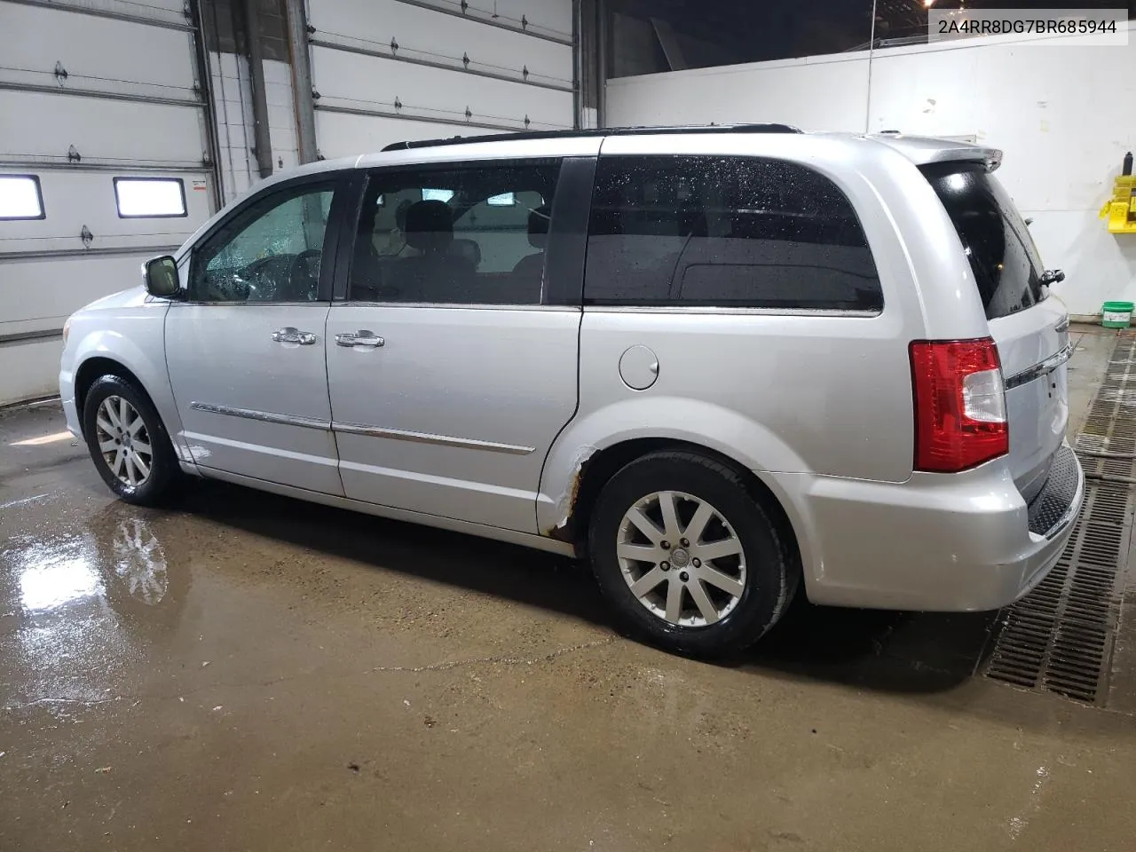 2011 Chrysler Town & Country Touring L VIN: 2A4RR8DG7BR685944 Lot: 70200744