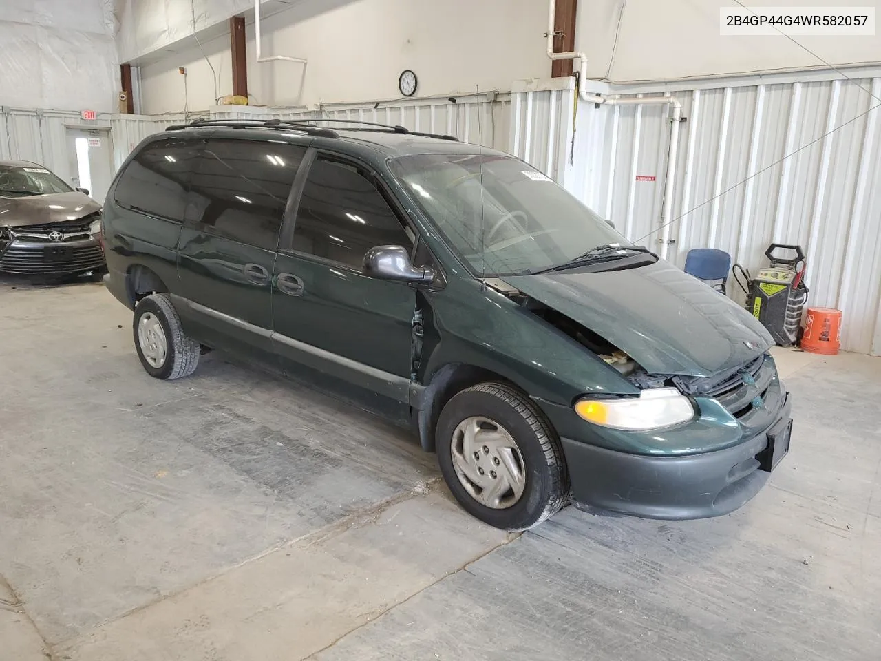 2B4GP44G4WR582057 1998 Dodge Grand Caravan Se