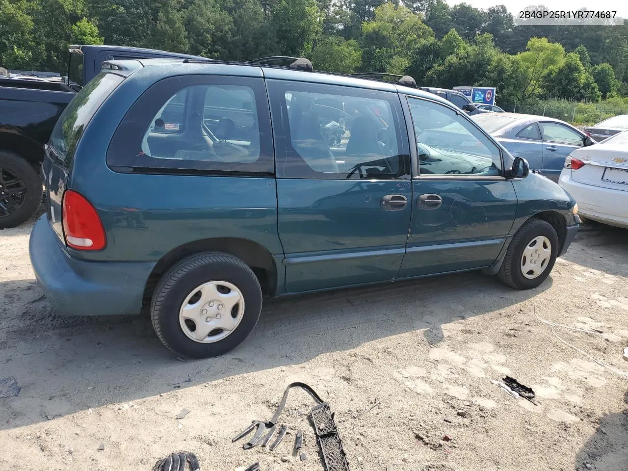 2B4GP25R1YR774687 2000 Dodge Caravan