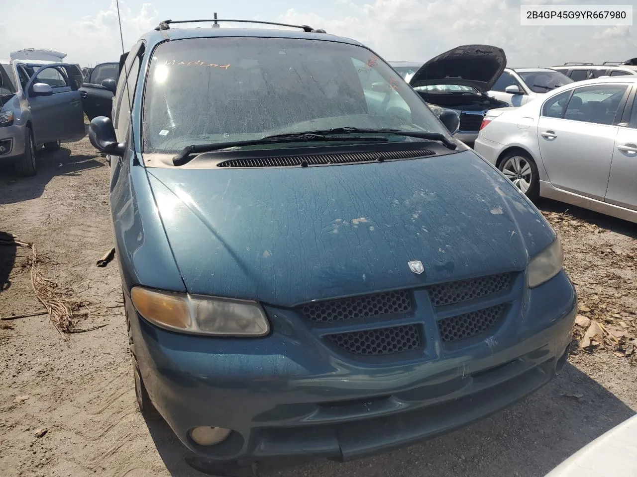 2B4GP45G9YR667980 2000 Dodge Caravan Se