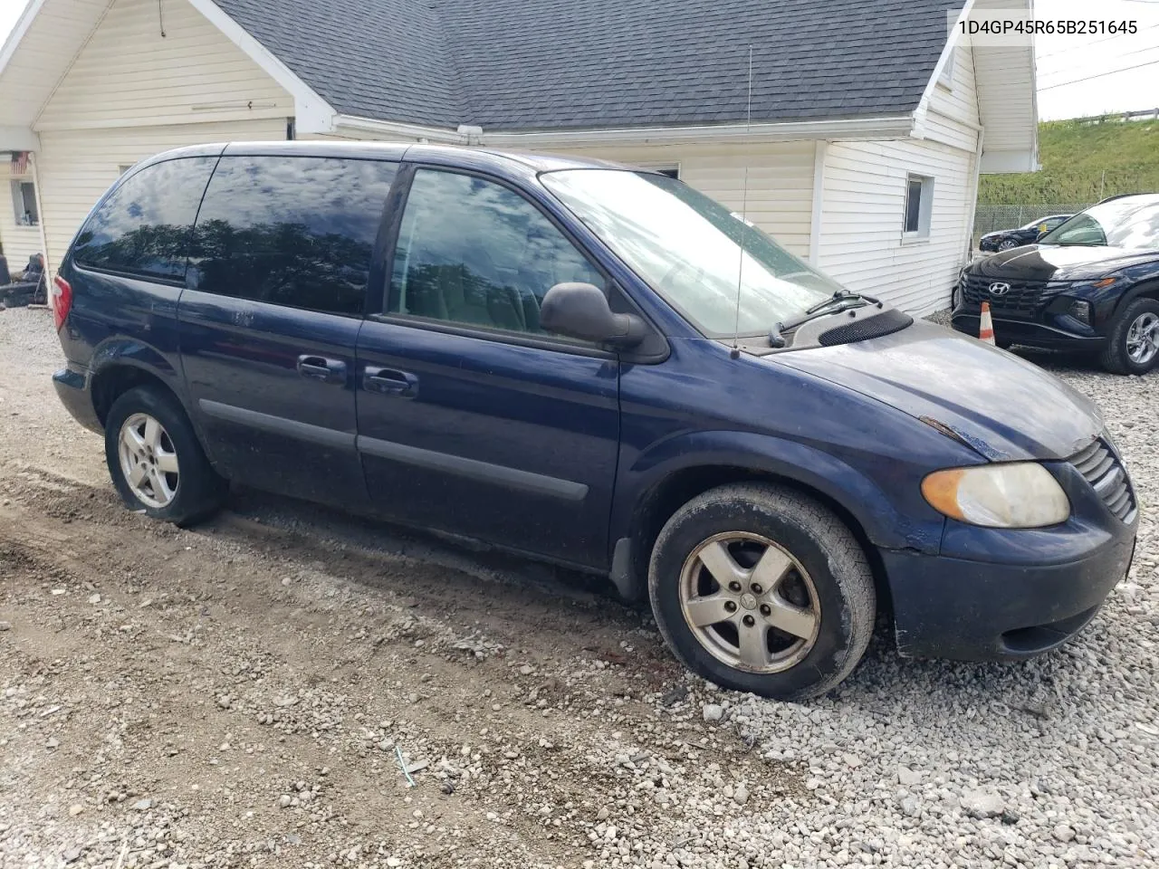 2005 Dodge Caravan Sxt VIN: 1D4GP45R65B251645 Lot: 69145904