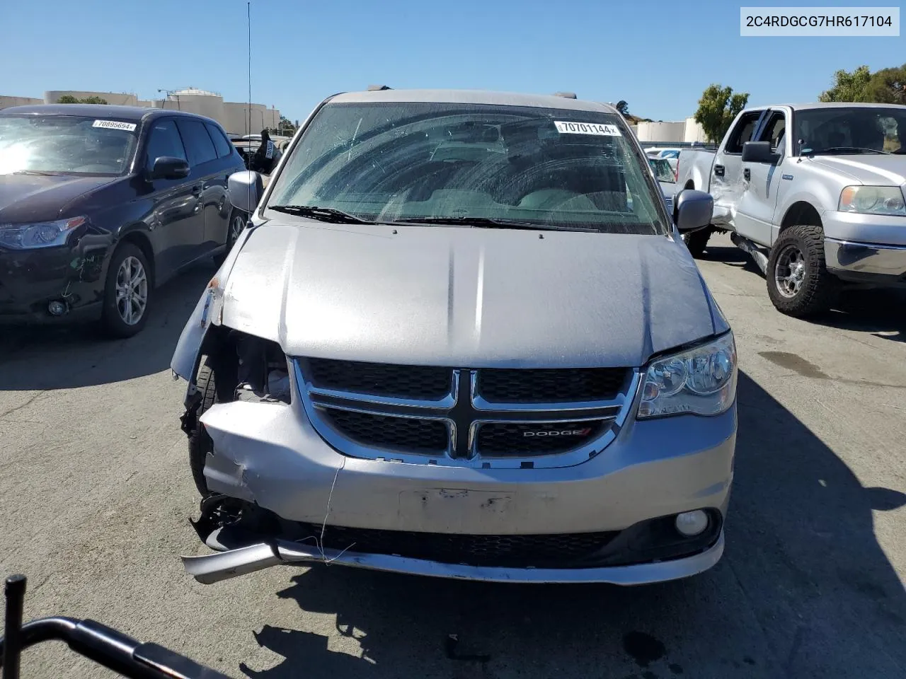 2C4RDGCG7HR617104 2017 Dodge Grand Caravan Sxt