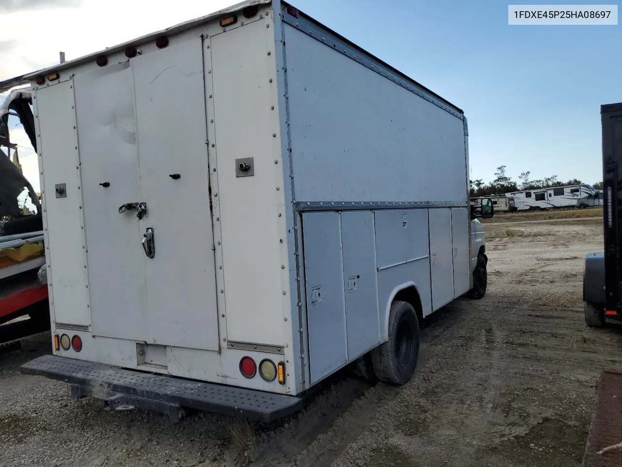 2005 Ford Econoline E450 Super Duty Cutaway Van VIN: 1FDXE45P25HA08697 Lot: 76033804