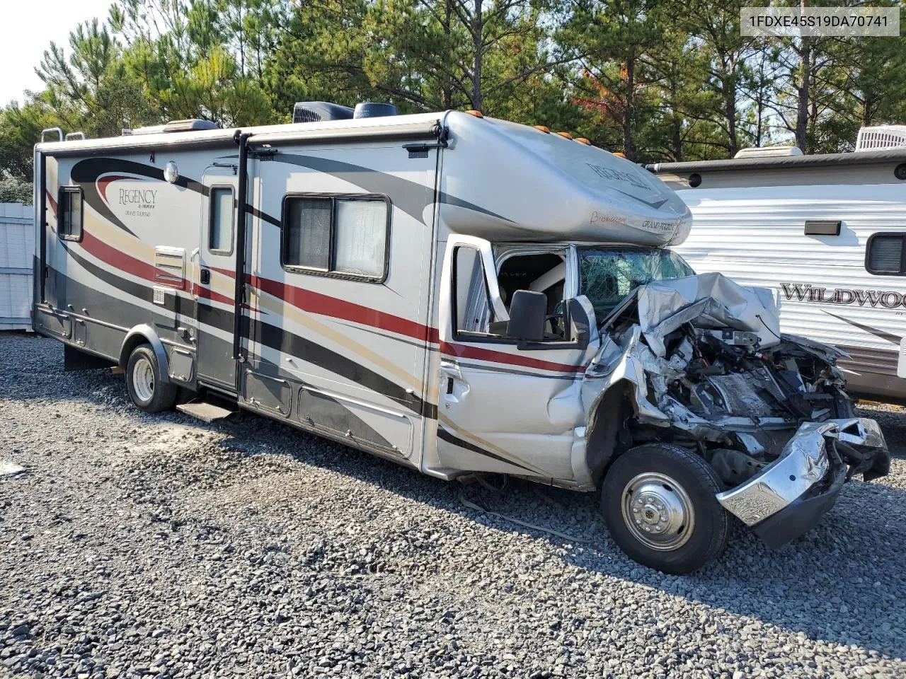 2009 Ford Econoline E450 Super Duty Cutaway Van VIN: 1FDXE45S19DA70741 Lot: 77357644