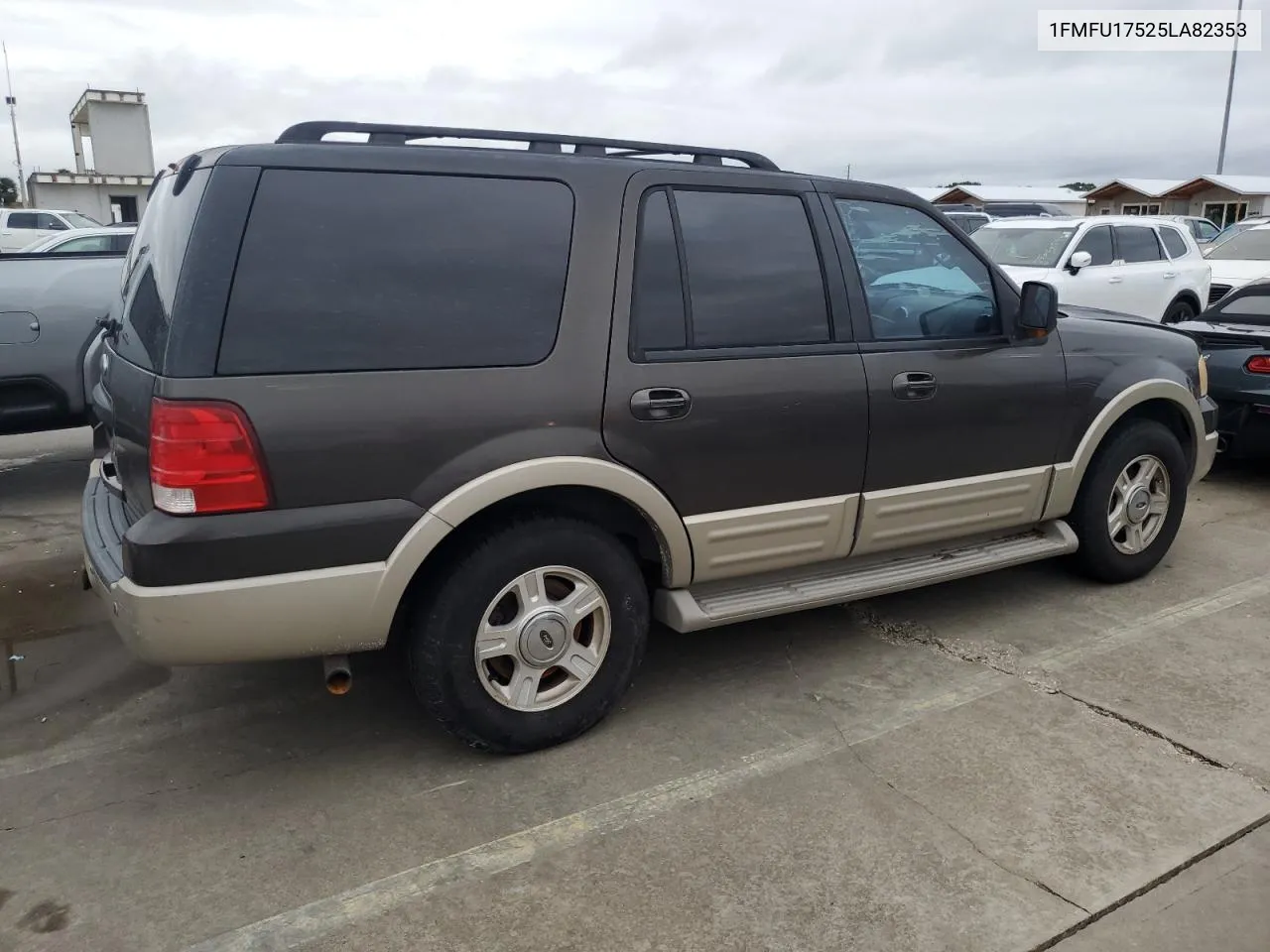 2005 Ford Expedition Eddie Bauer VIN: 1FMFU17525LA82353 Lot: 74686204