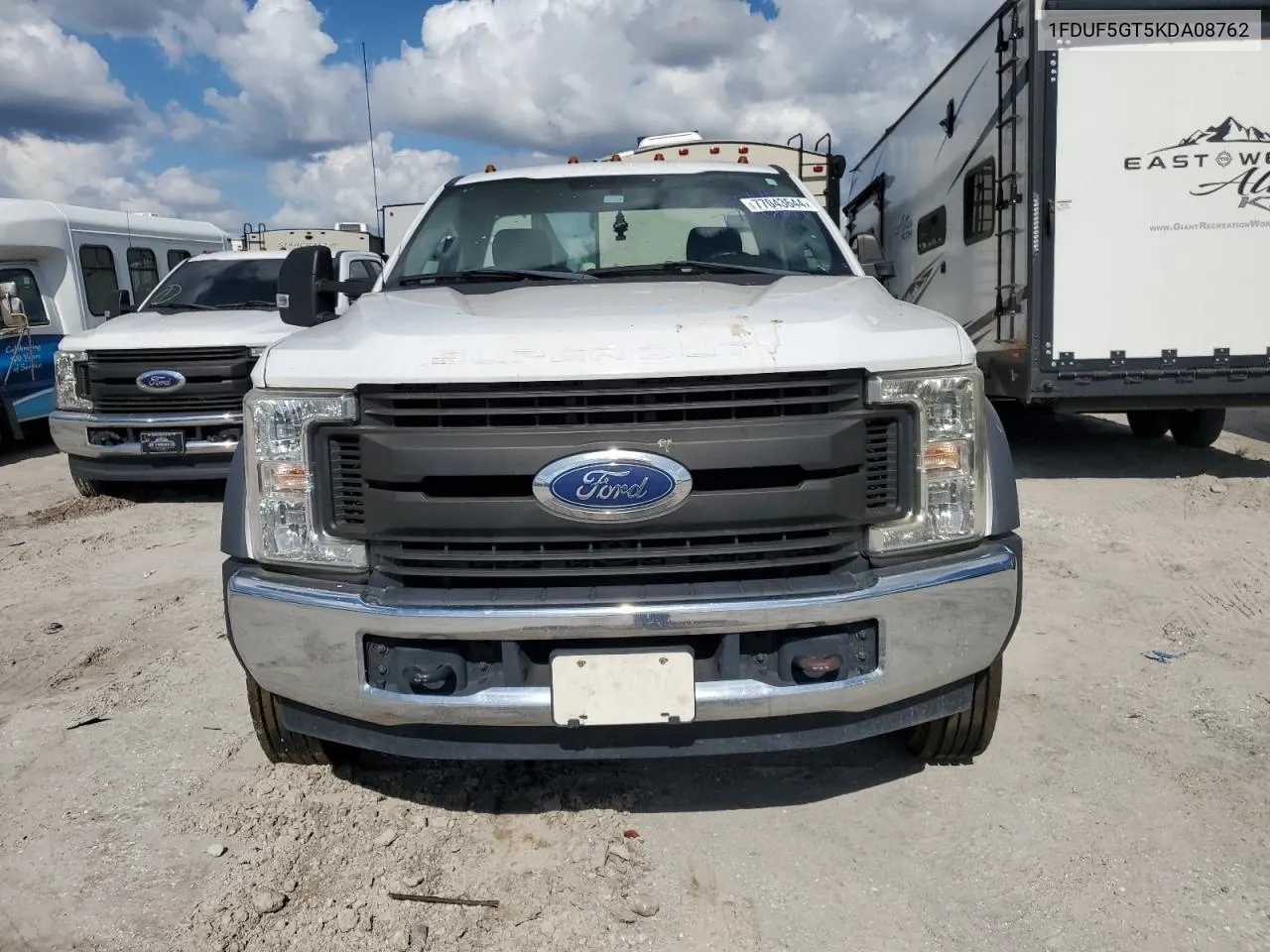 2019 Ford F550 Super Duty VIN: 1FDUF5GT5KDA08762 Lot: 77043644