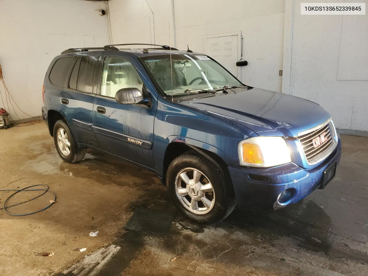 2005 GMC Envoy VIN: 1GKDS13S652339845 Lot: 77693684