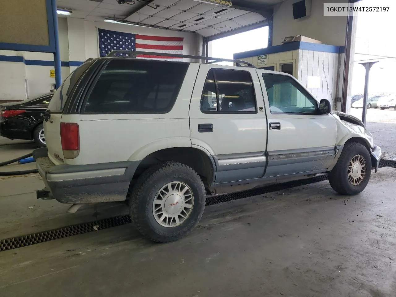 1996 GMC Jimmy VIN: 1GKDT13W4T2572197 Lot: 76535534