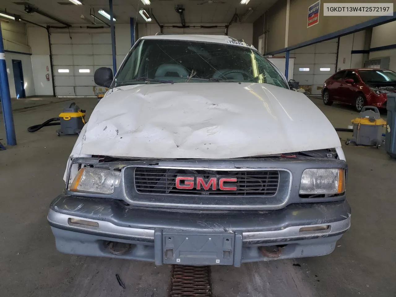 1996 GMC Jimmy VIN: 1GKDT13W4T2572197 Lot: 76535534