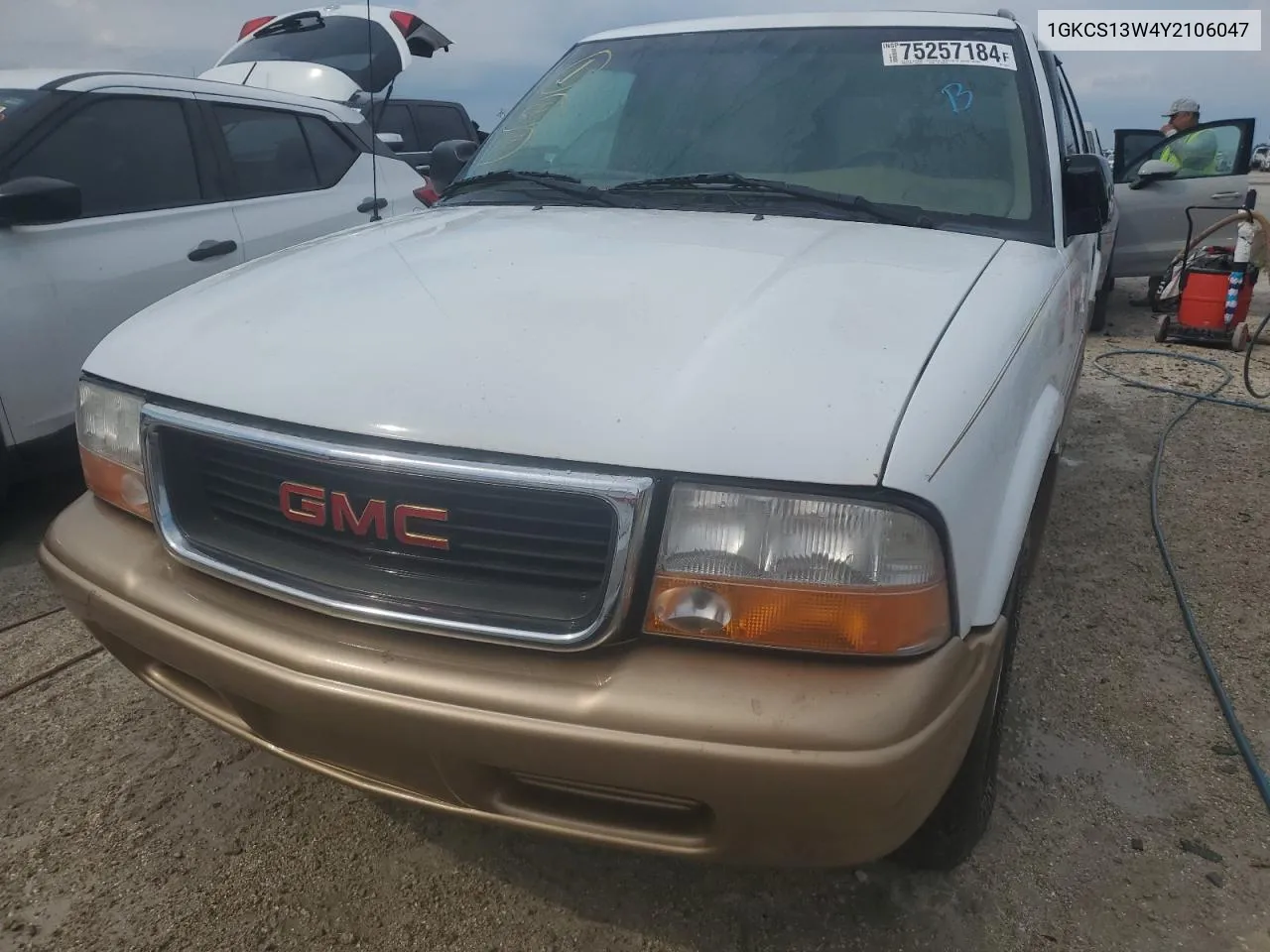 2000 GMC Jimmy VIN: 1GKCS13W4Y2106047 Lot: 75257184