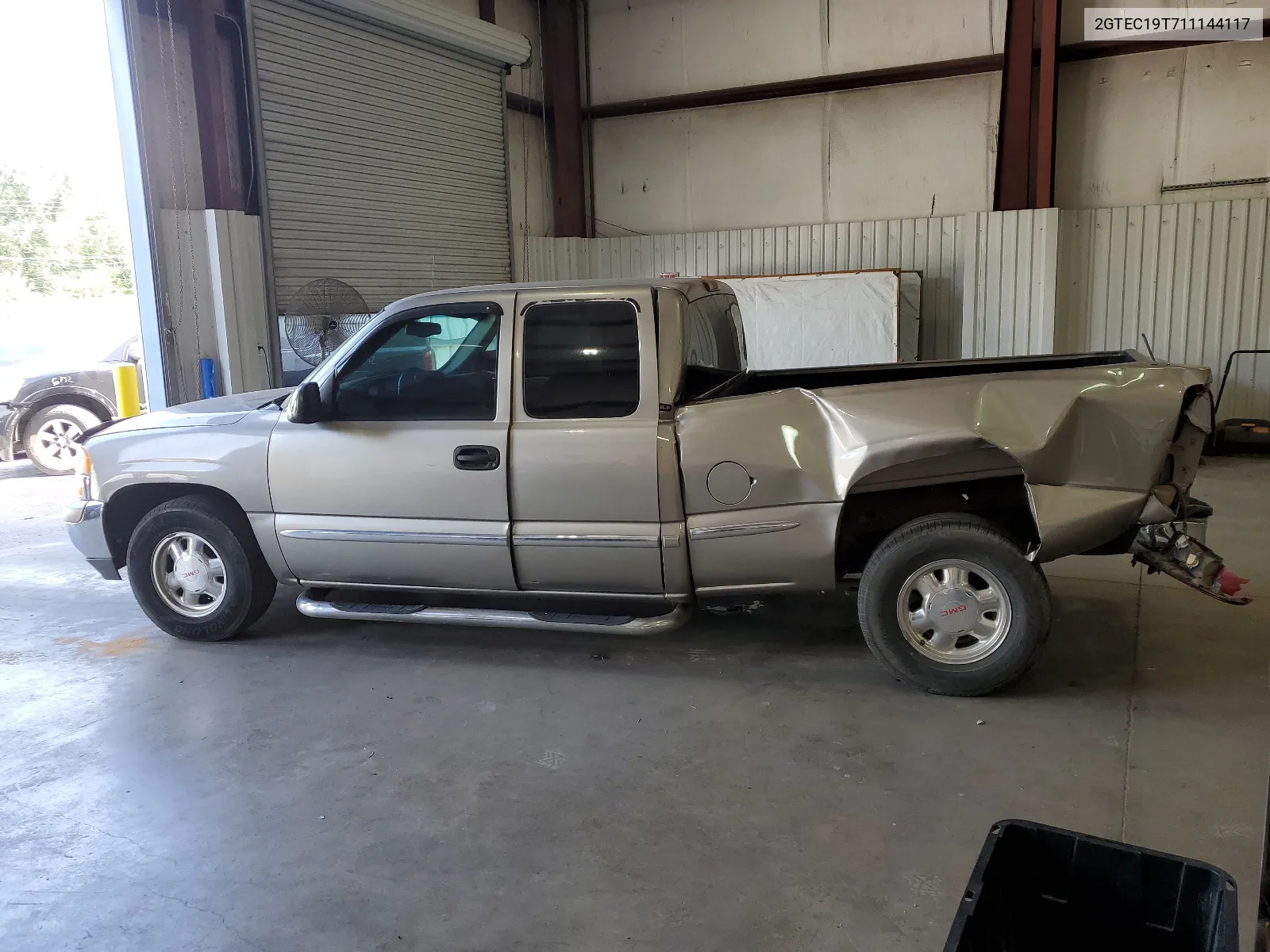 2001 GMC New Sierra C1500 VIN: 2GTEC19T711144117 Lot: 68035294